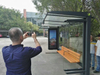 Parada de autobús con energía solar con caja de luz LED para publicidad, estación de autobuses con banco